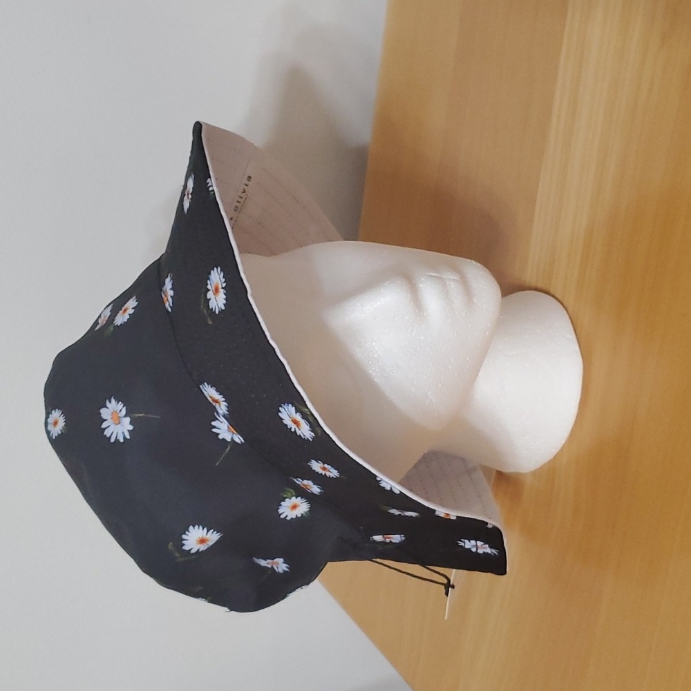 NWT Alice & Olivia Fabfitfun Reversable Daisy's and White Bucket Hat.